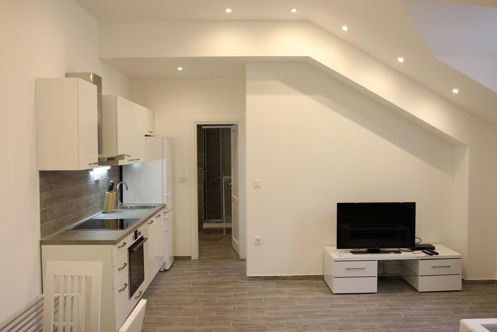 Centar Vodice Apartmani Rum bild