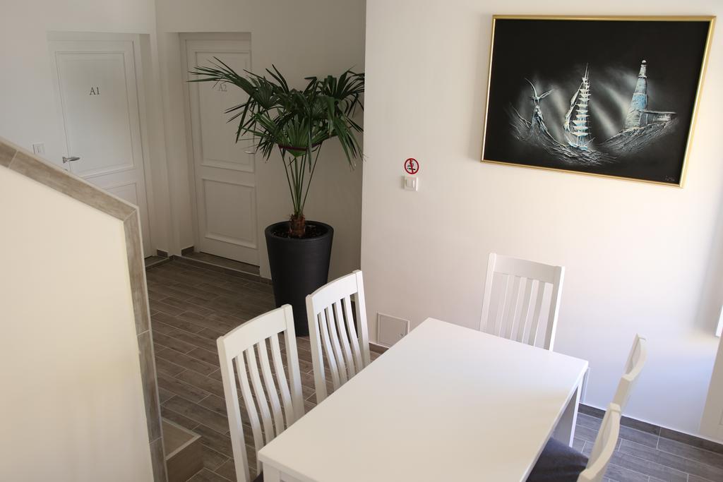 Centar Vodice Apartmani Rum bild