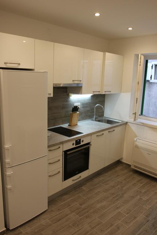 Centar Vodice Apartmani Rum bild