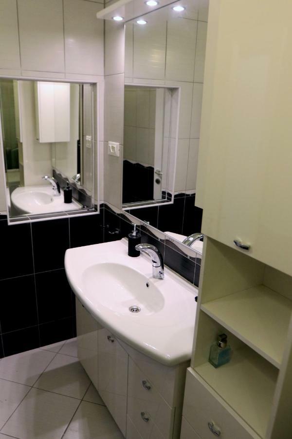 Centar Vodice Apartmani Rum bild
